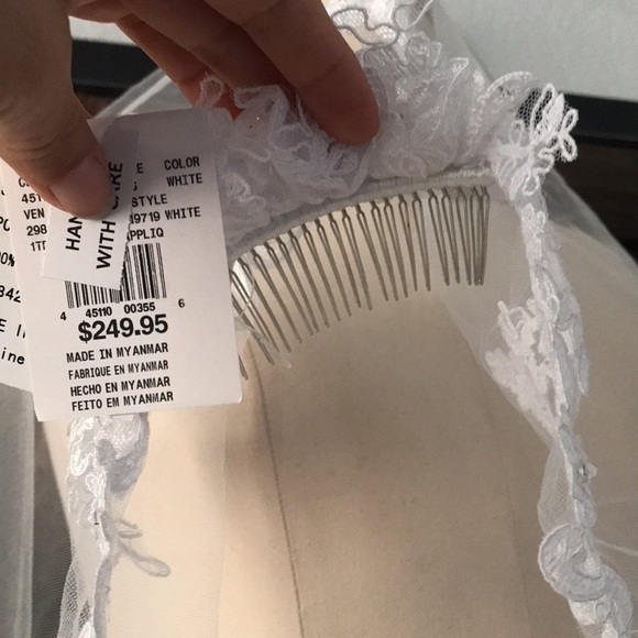 Davids Bridal One Tier Lace Applique Comb Veil - Picture 10 of 14